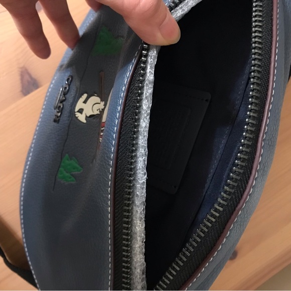 🐶 Coach X Peanuts Warren Belt Bag With Snoopy Christmas Motif - Picture 6 of 10